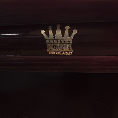לוגו של מותג Crown באנגליה על משטח כהה, מתאים לשולחנות ביליארד.
