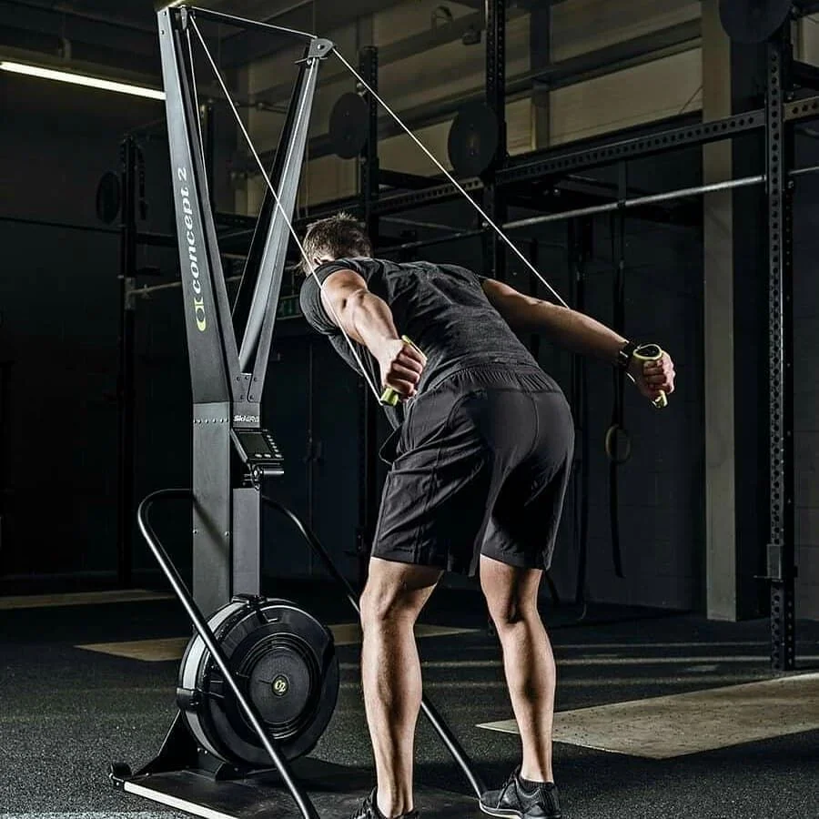 מכשיר סקי כולל מעמד רצפתי Concept2 SkiErg באימון